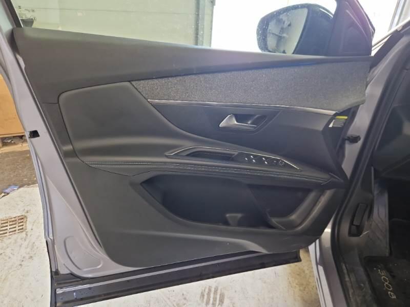 Peugeot 3008 SUV BLUEHDI 130 EAT8 SeS ALLURE - foto 60