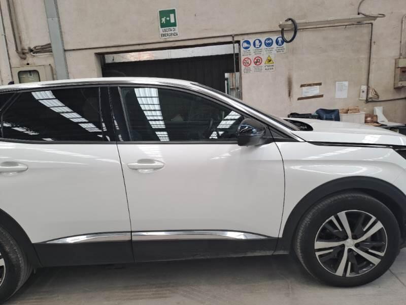 Peugeot 3008 130 EAT8 SeS ALLURE - foto 29