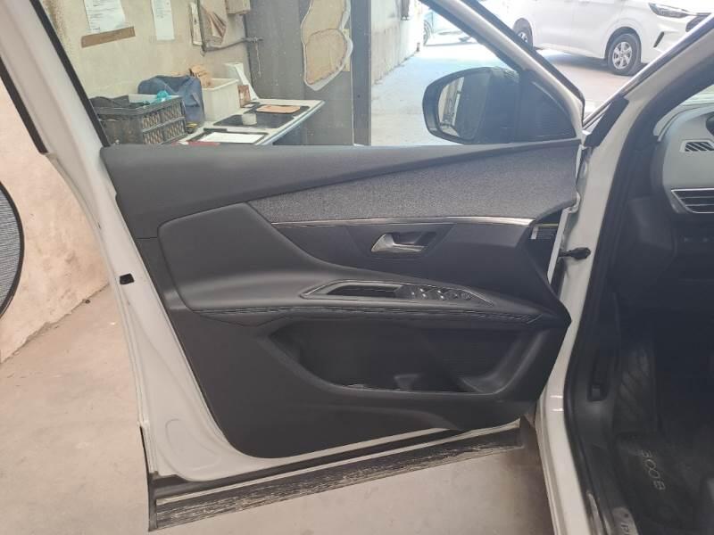 Peugeot 3008 130 EAT8 SeS ALLURE - foto 42